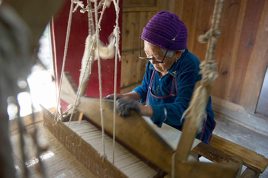 87歲老人靠織布蠟染致富,在家中開起了博物館_旅游_網(wǎng)
