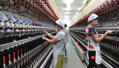 咸安區經濟開發區精華天源紡織車間生產線上景象繁忙