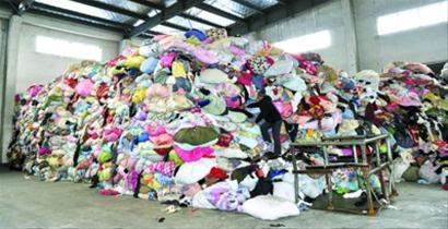 老板疑躲訴訟甩130名工人 牽出舊衣回收廠違規(guī)經(jīng)營